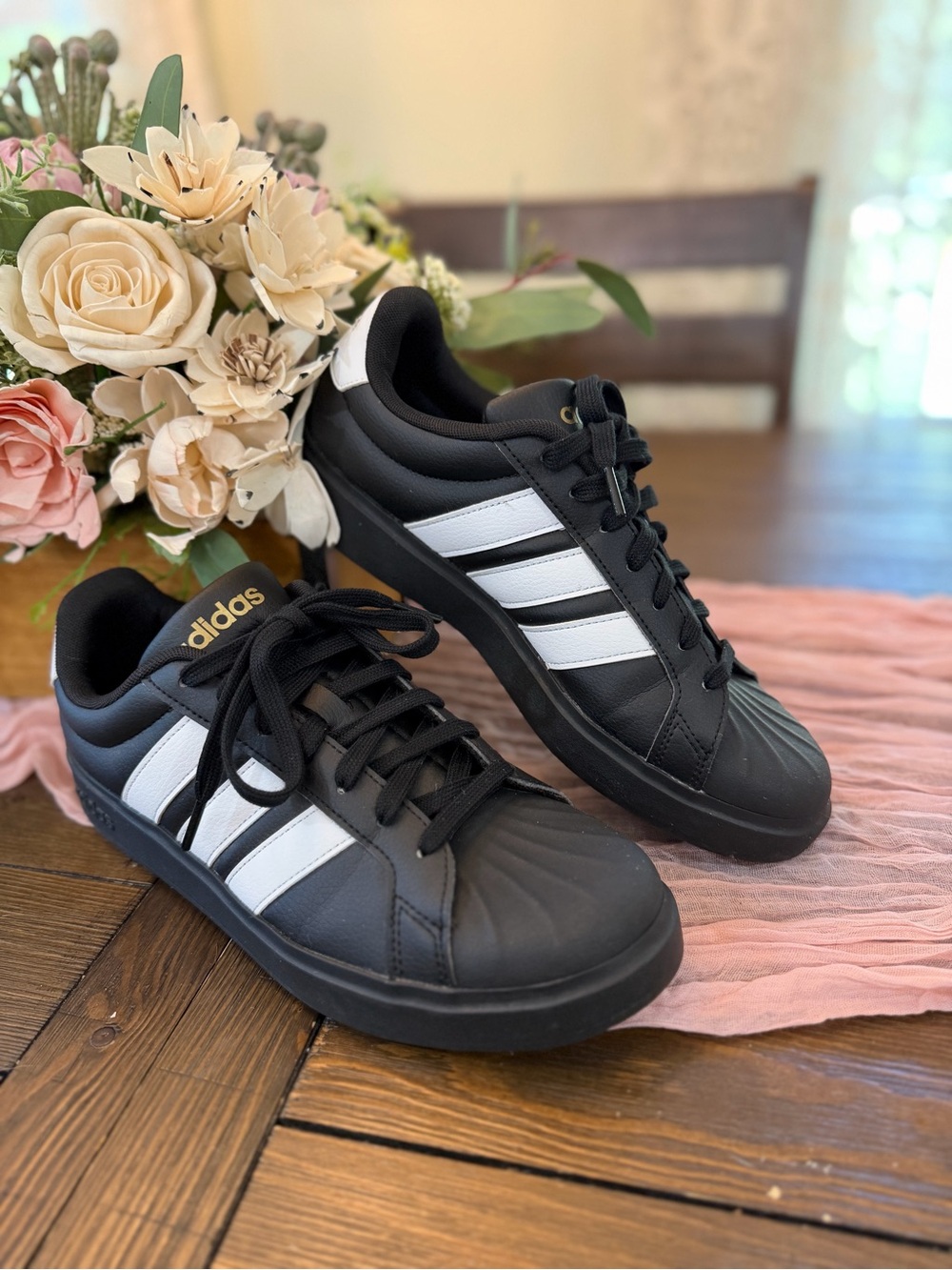 Like new - adidas superstars in Black and White Sneakers 8M / 9W